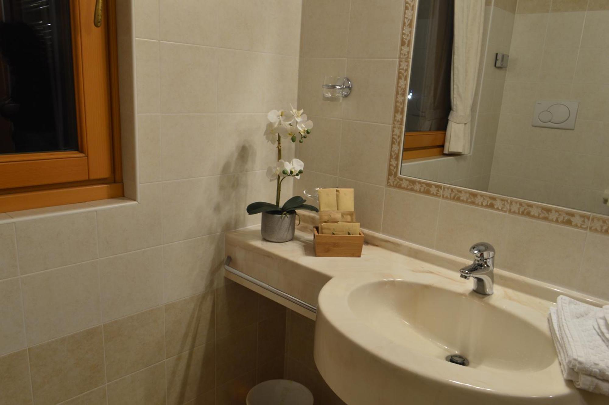 Hotel Garni Sant'Antonio Con Spa Мадонна-ди-Кампильо Экстерьер фото